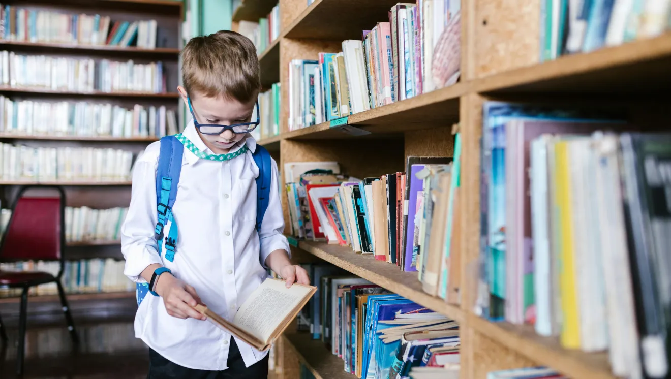 kid in library